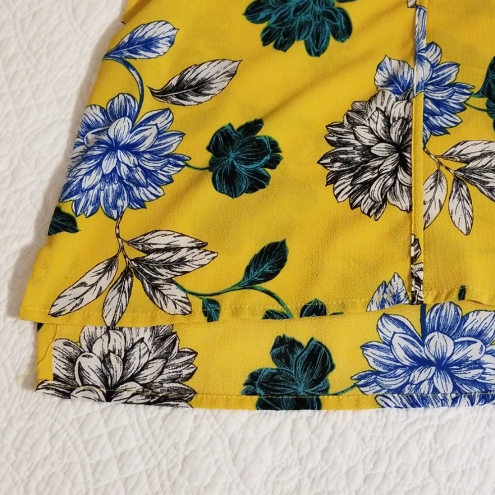 Floral sleeveless top.  Size  S - Picture 4 of 4